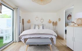 Chambre dans cabane vue sur la rivière avec PdJ